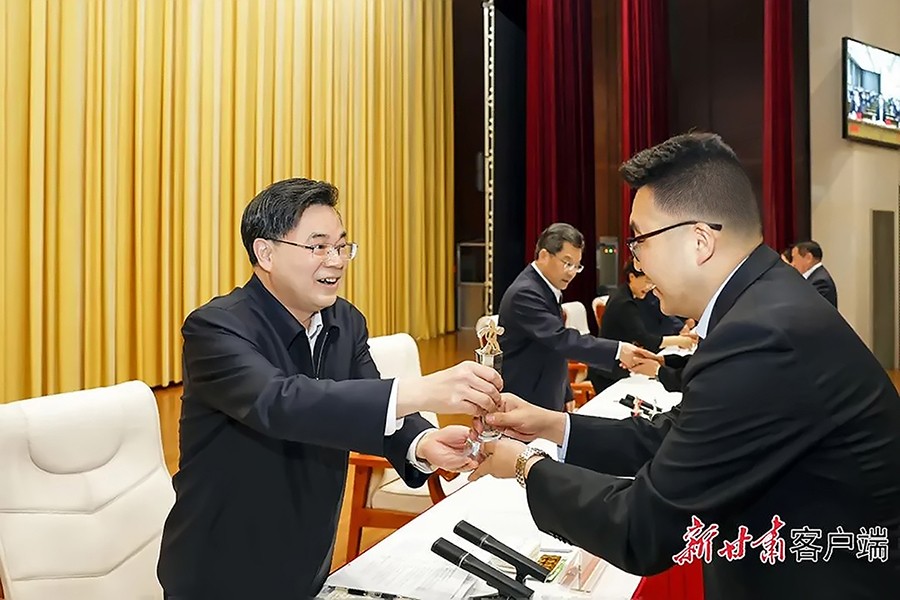 2-2023年5月，省委書記、省人大常委會(huì)主任胡昌升為金徽礦業(yè)旅游景區(qū)授“全省文化旅游發(fā)展突出貢獻(xiàn)集體獎(jiǎng)”。.jpg