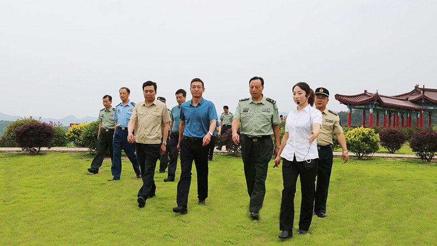 17-2020年7月，省委常委、省軍區(qū)司令員王文清蒞臨金徽股份調(diào)研企業(yè)編兵和綠色礦山建設(shè)工作是表示：金徽股份將民兵作為企業(yè)應(yīng)急救援力量的一員，充分發(fā)揮了民兵作用，立起了在企業(yè)編兵的標(biāo)桿。.jpg