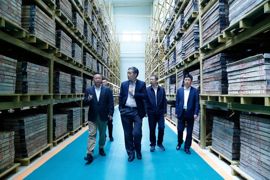 55-2019年4月，全國(guó)綠色礦山建設(shè)標(biāo)準(zhǔn)解讀與經(jīng)驗(yàn)交流研討會(huì)——綠色礦業(yè)發(fā)展萬(wàn)里行（隴南站）活動(dòng)在金徽股份舉辦。中國(guó)礦業(yè)聯(lián)合會(huì)黨委書記、會(huì)長(zhǎng)彭齊鳴出席主持會(huì)議，并就金徽股份的綠色礦山建設(shè)情況進(jìn)行調(diào)研。.jpg