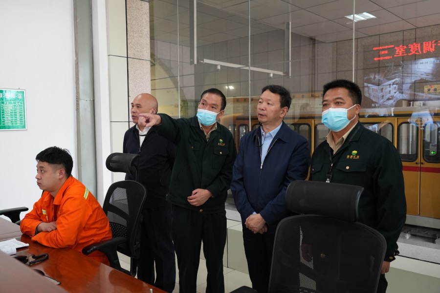 46.2022年5月，省工信廳副廳長(zhǎng)程學(xué)欽蒞臨金徽股份調(diào)研綠色礦山建設(shè)工作.jpg
