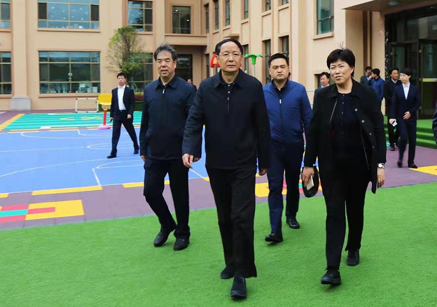 5.2018年4月，時(shí)任省政協(xié)主席、黨組書記歐陽(yáng)堅(jiān)蒞臨金徽企業(yè)視察-900.jpg